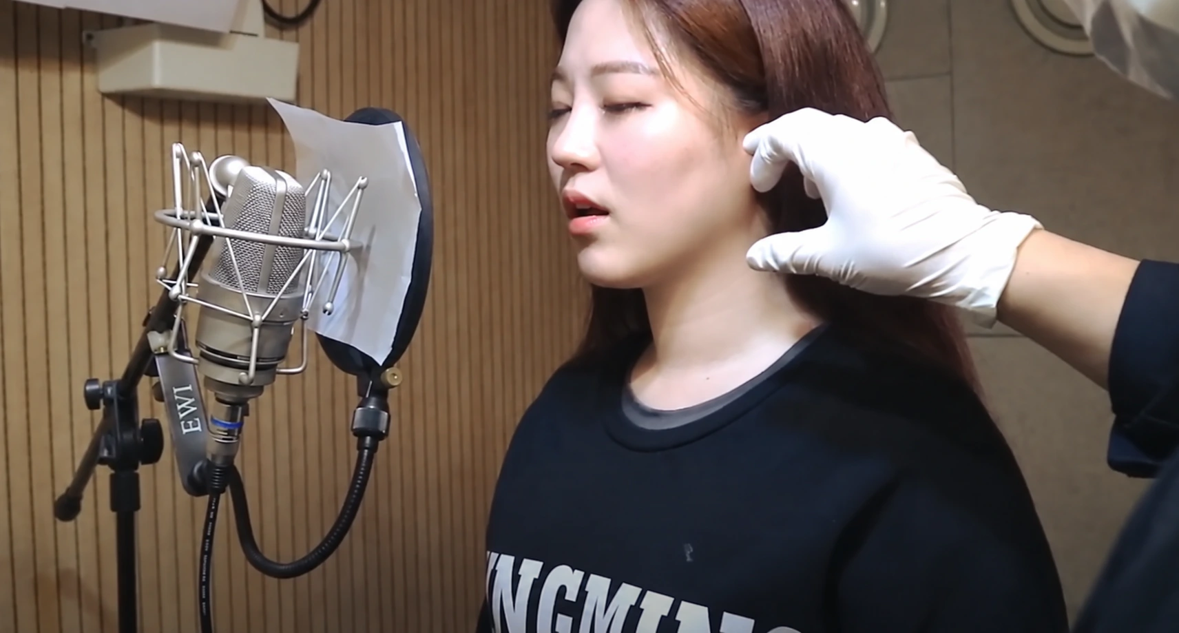 마이크 앞에서 얼굴과 목의 움직임을 확인하는 발성 트레이닝